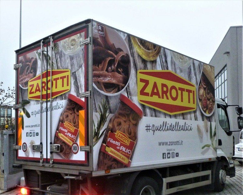 camion con pubblicità Zarotti