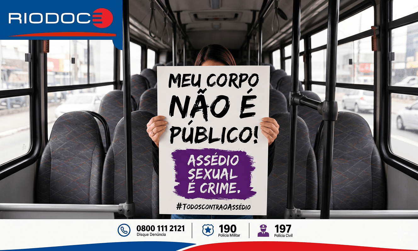 Pessoa em ônibus segura cartaz: “Meu corpo não é público! Assédio sexual é crime.”