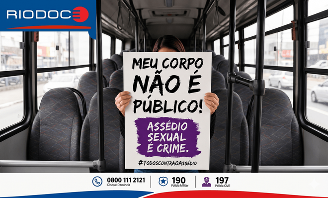 Pessoa em ônibus segura cartaz: “Meu corpo não é público! Assédio sexual é crime.”