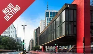 Avenida Paulista com o MASP do lado direito da imagem e à esquerda um selo escrito 