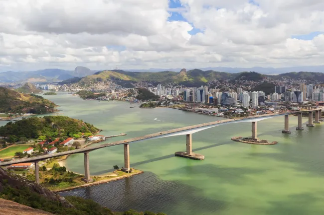 Uma vista aérea da Terceira Ponte (Ponte Deputado Darcy Castello de Mendonça) na cidade de Vitória.