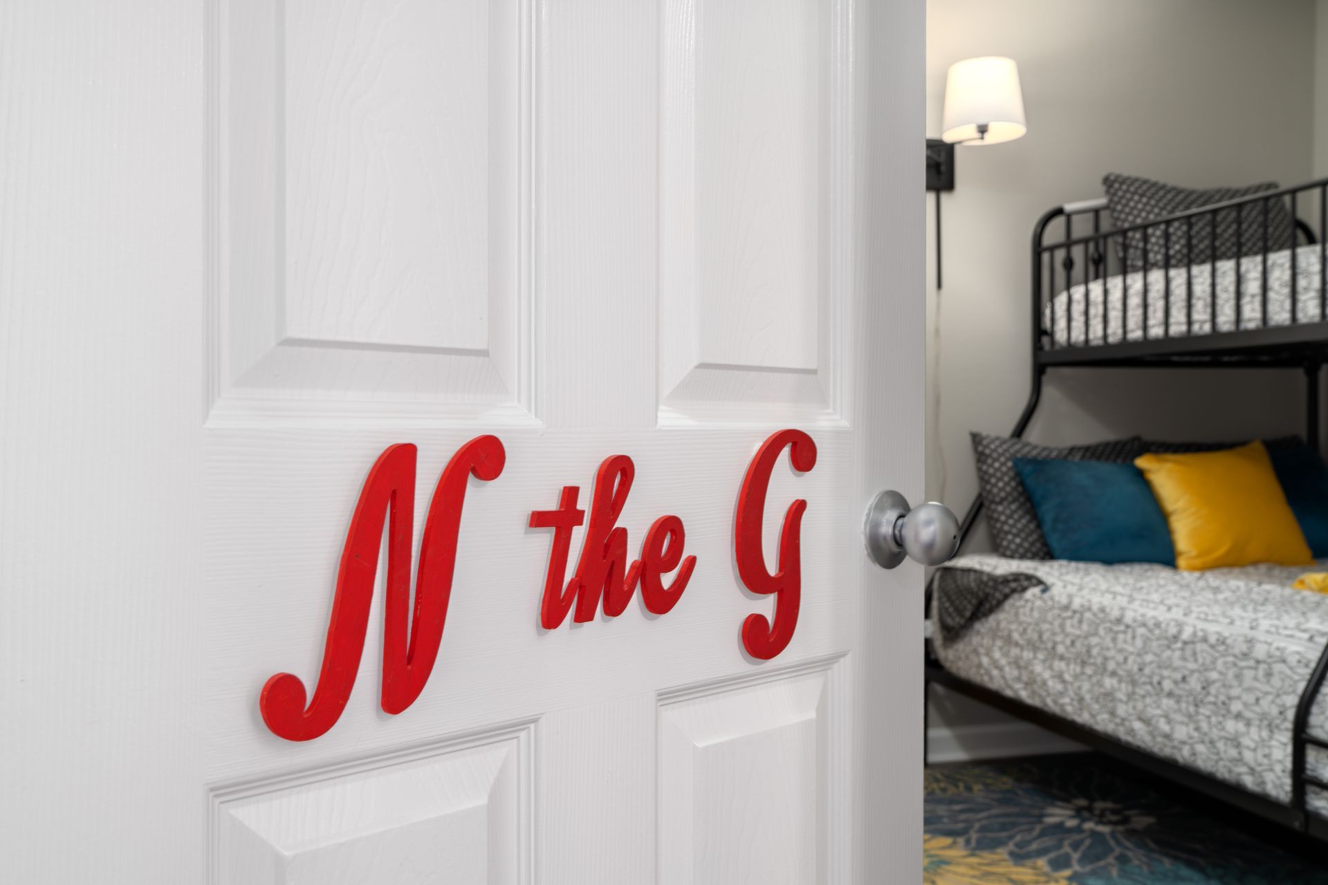 A door with the letters N and G on it.