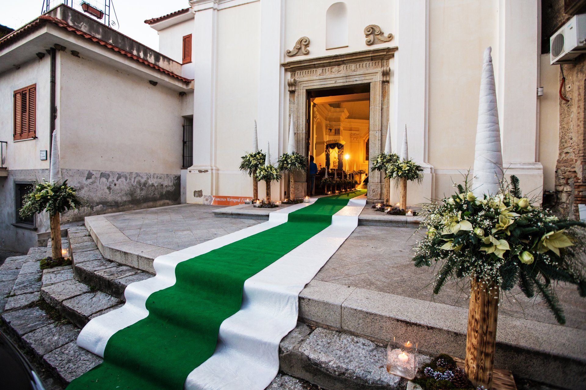 addobbo floreale fuori dalla chiesa