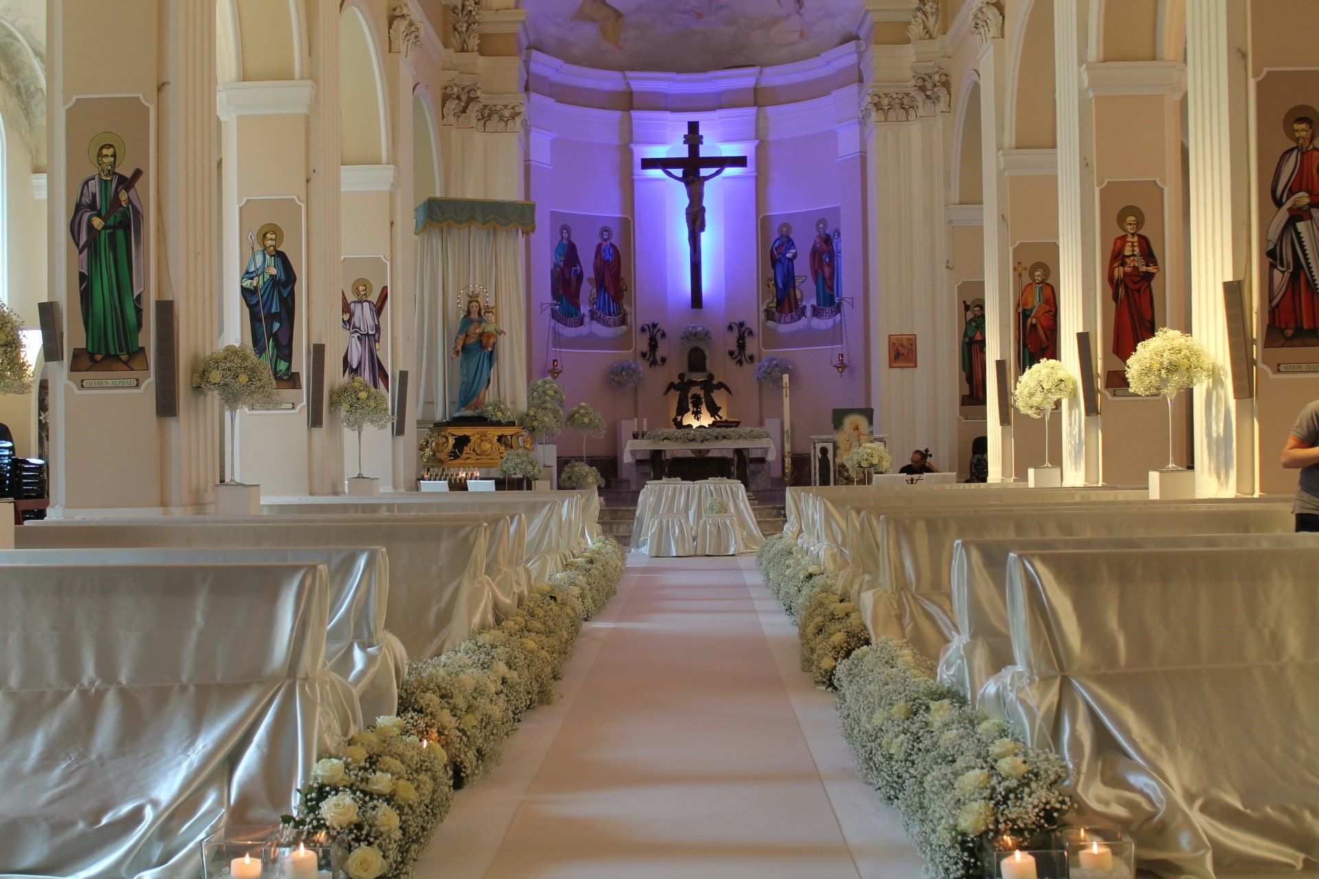 addobbo floreale all'interno di una chiesa