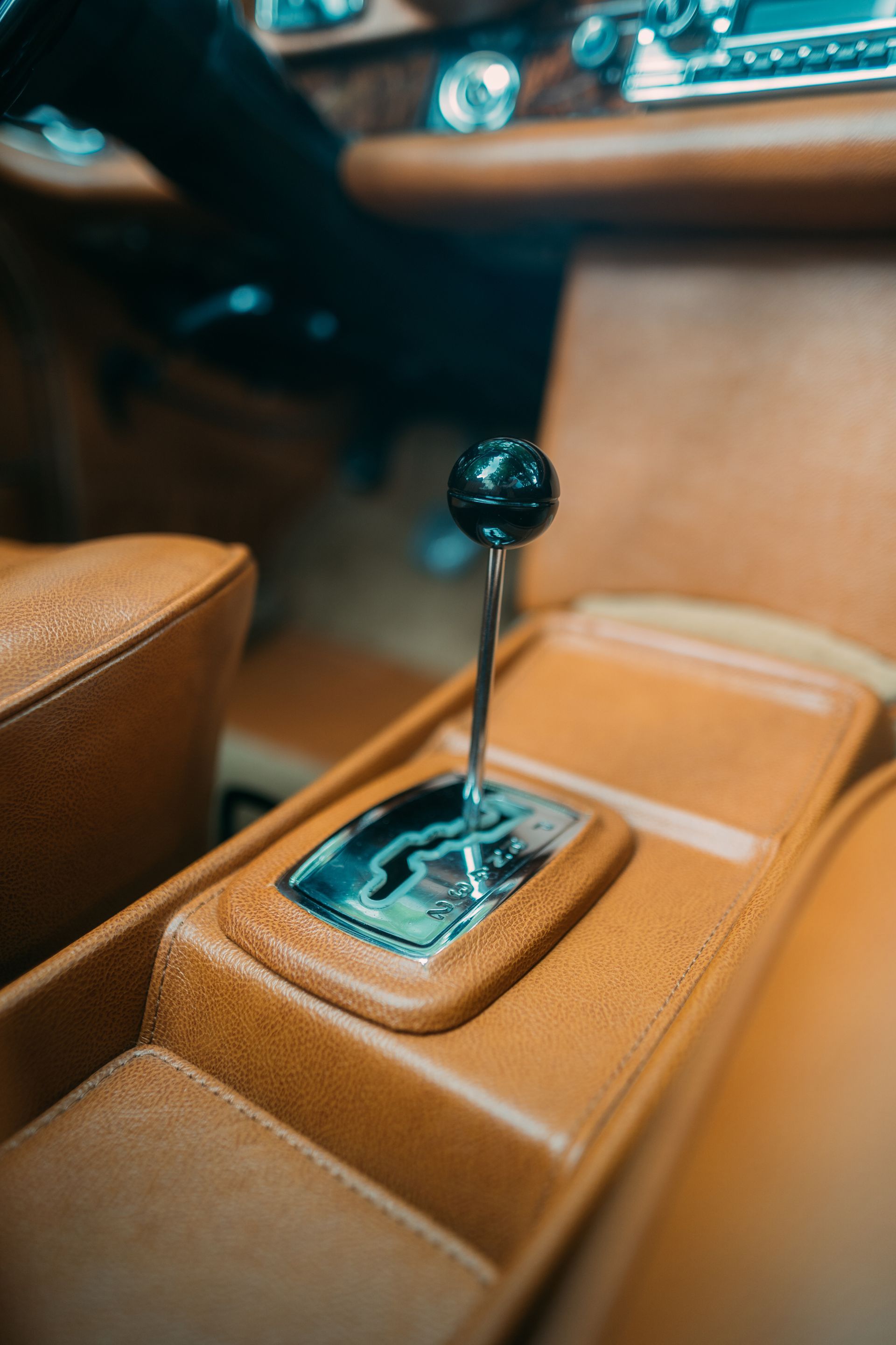 MERCEDES BENZ W111 CABRIOLET 280SE, Chrom und Leder