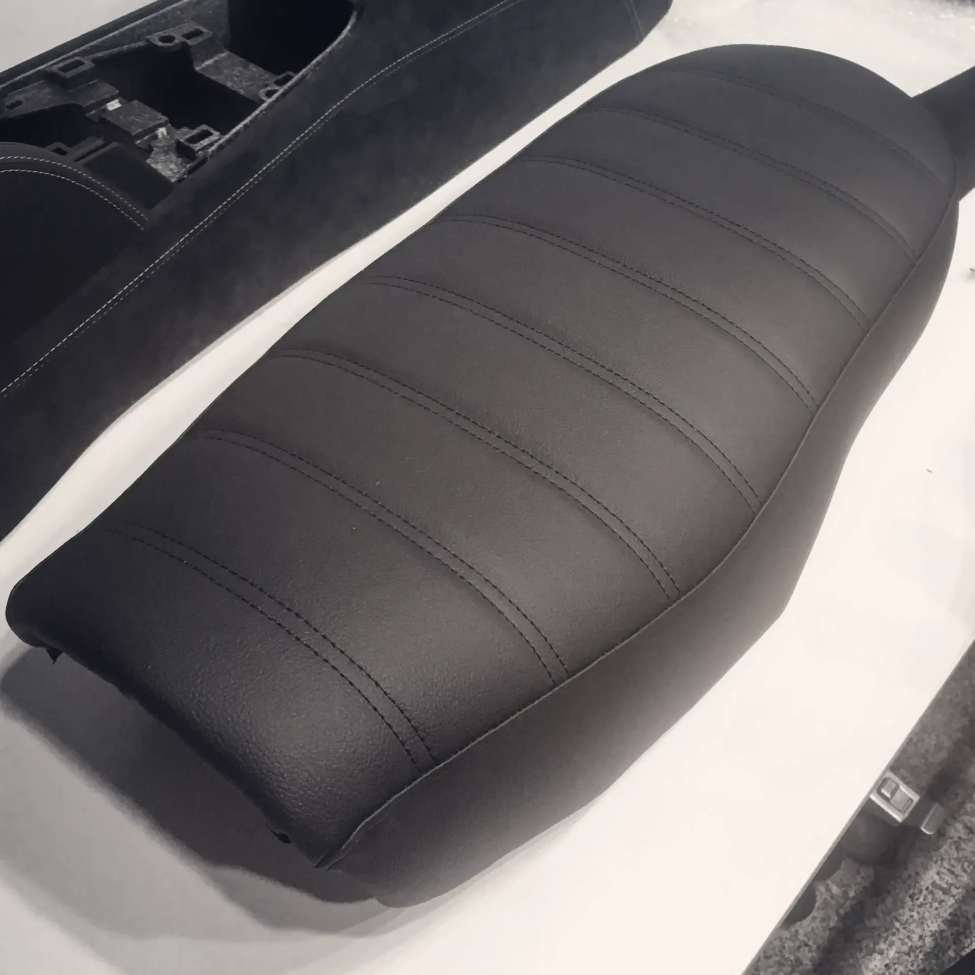 Motorradsitz neu bezogen, schwarzes Leder