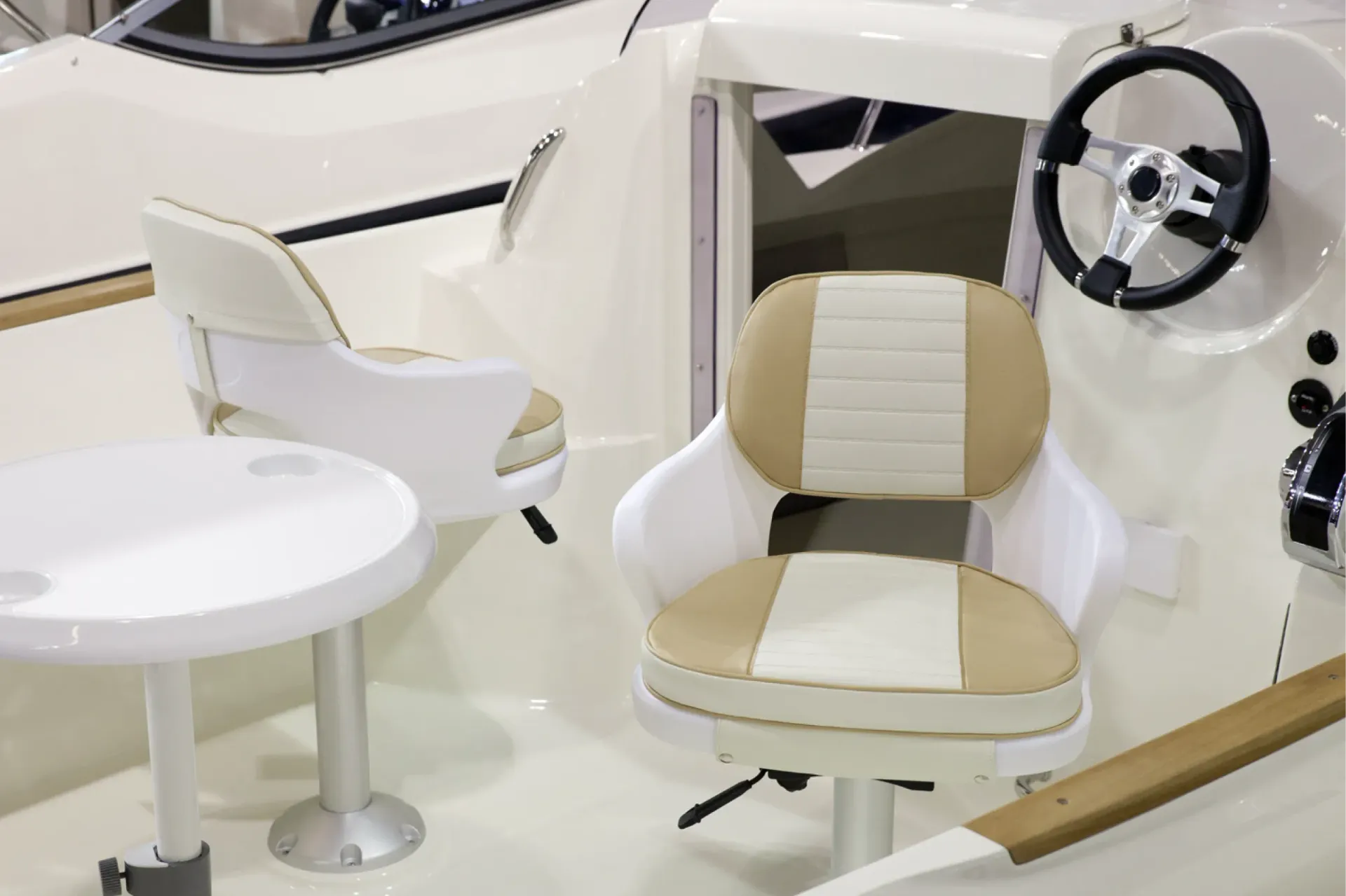 Boo, Sitze neu bezogen