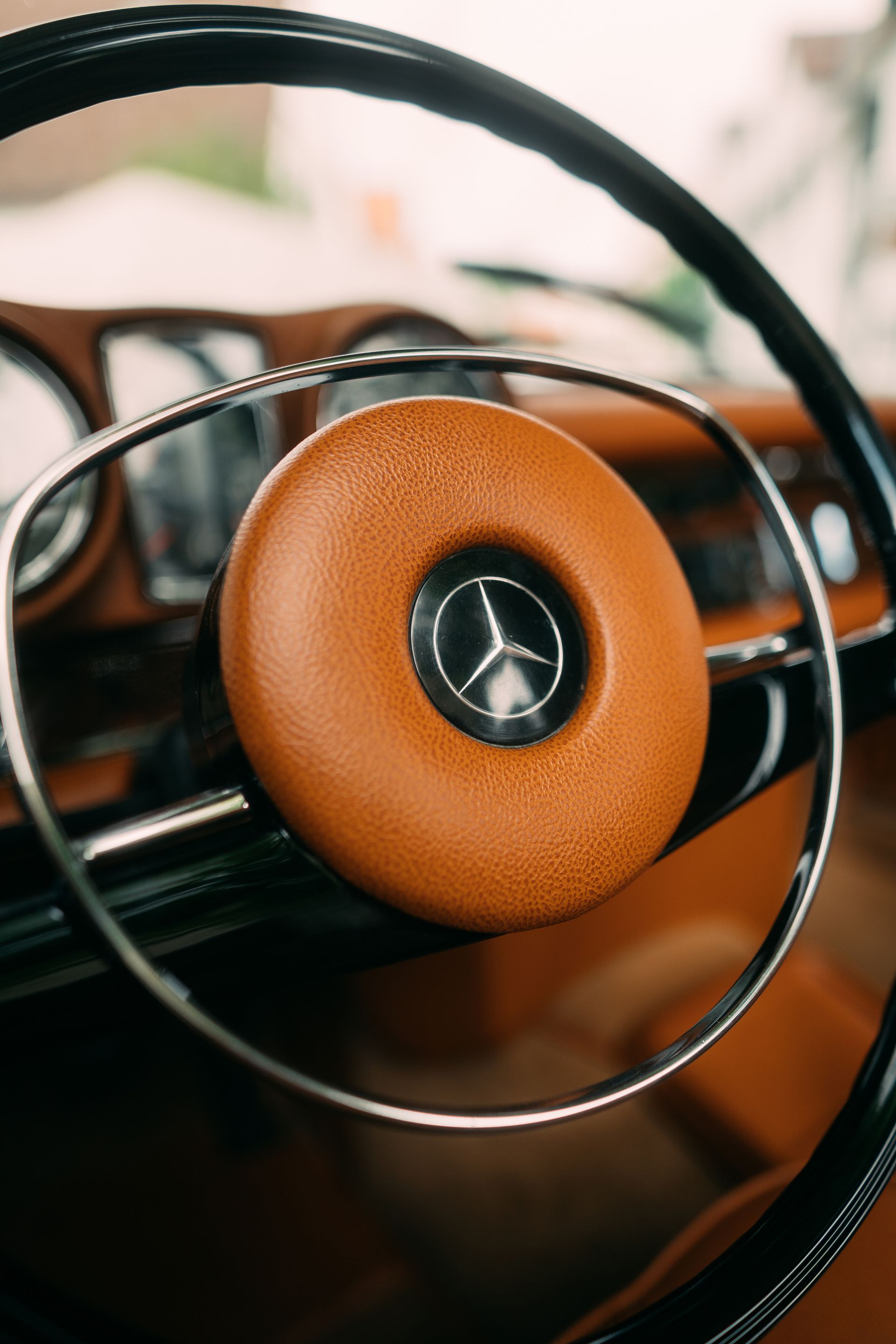 MERCEDES BENZ W111 CABRIOLET 280SE, MB Cognac 2-ton Leder