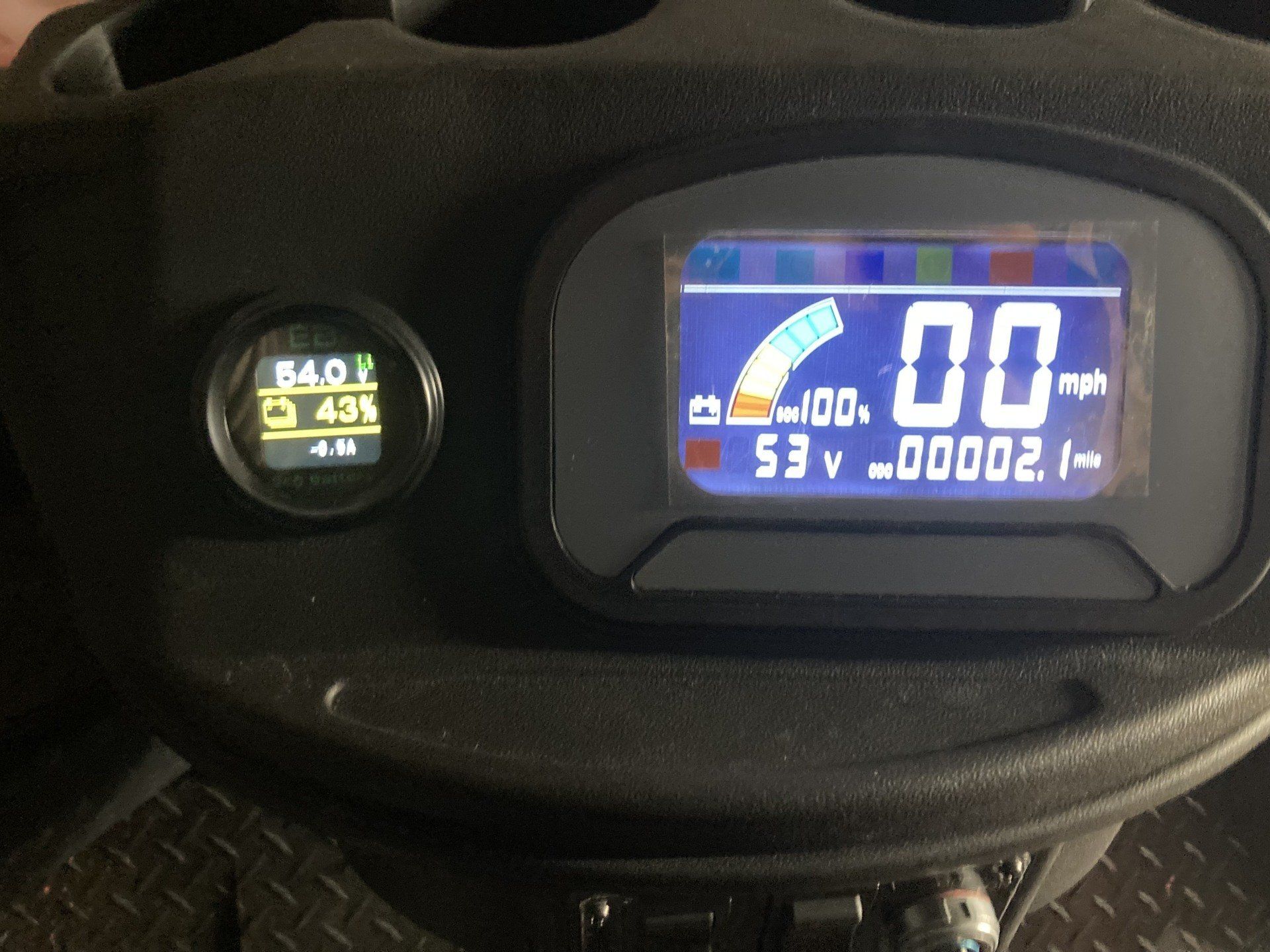 A close up of a speedometer that says 00 mph