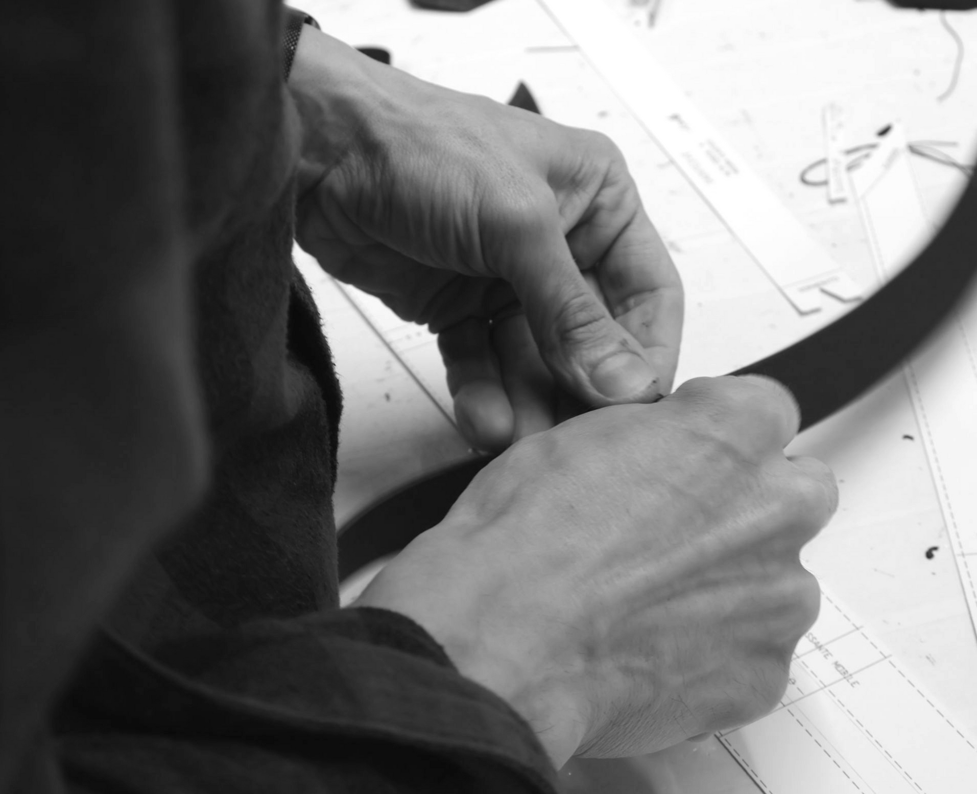 Mani di pellettieri al lavoro nell'azienda di Firenze Fashion Creative