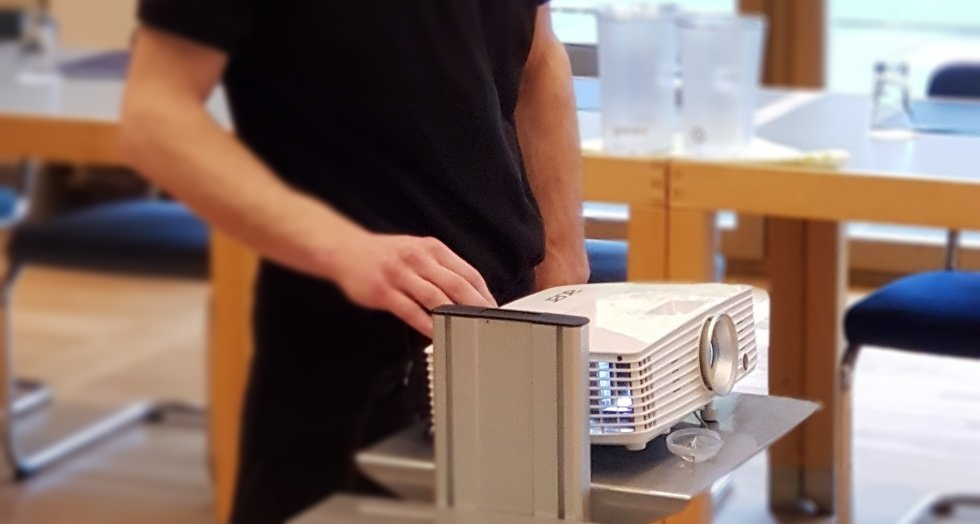 Eine Person verwendet einen Laptop, um per Video mit einem Mann im Anzug zu telefonieren.
