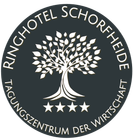 Logo für das Ringhotel Schorfheide, ein Konferenzzentrum. Dunkelblaugrüner Kreis mit Baumgrafik und vier Sternen.