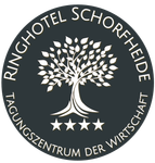 Logo für das Ringhotel Schorfheide, ein Konferenzzentrum. Dunkelblaugrüner Kreis mit Baumgrafik und vier Sternen.
