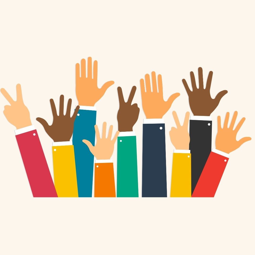 Ein Bild von Händen, die auf Sand im Kreis liegen. In der Mitte ist ein lachender Smiley gezeichnet.