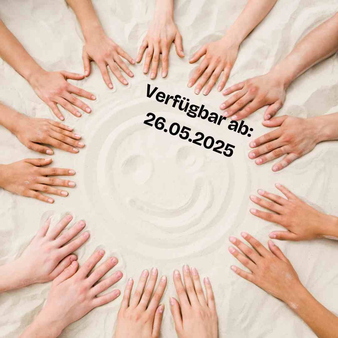 Ein Bild von Händen, die auf Sand im Kreis liegen. In der Mitte ist ein lachender Smiley gezeichnet.