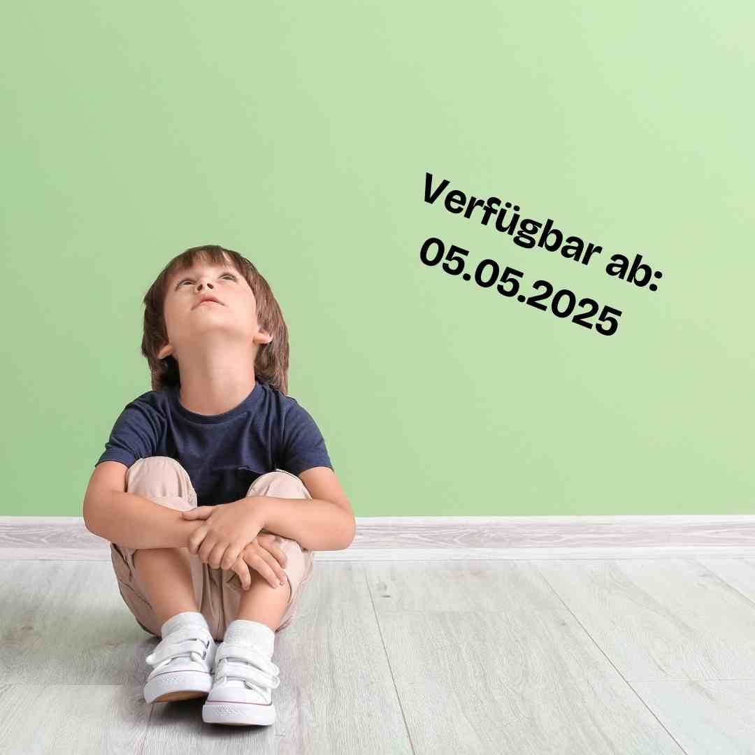 Kind schaut in die Luft und sitzt auf dem Boden