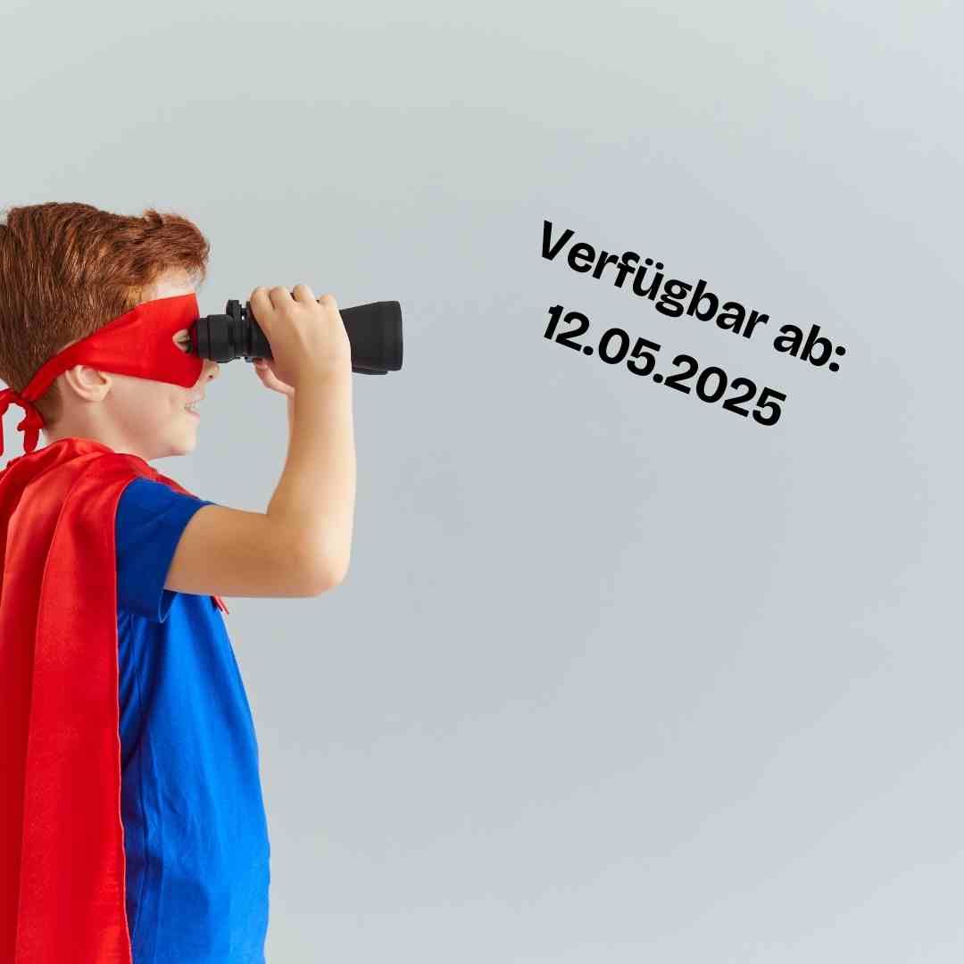 Kind im Supermankostüm schaut durch ein Fernglas