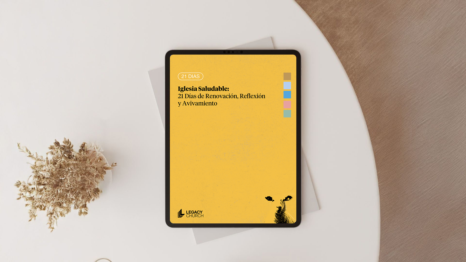 Un libro azul titulado Dios usame está sobre una mesa.