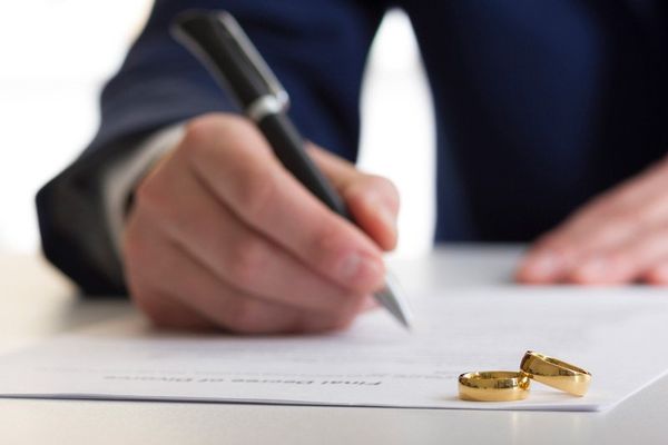Signing Divorce Papers — Opelika, AL — Harold S. Patrick Attorney at Law LLC
