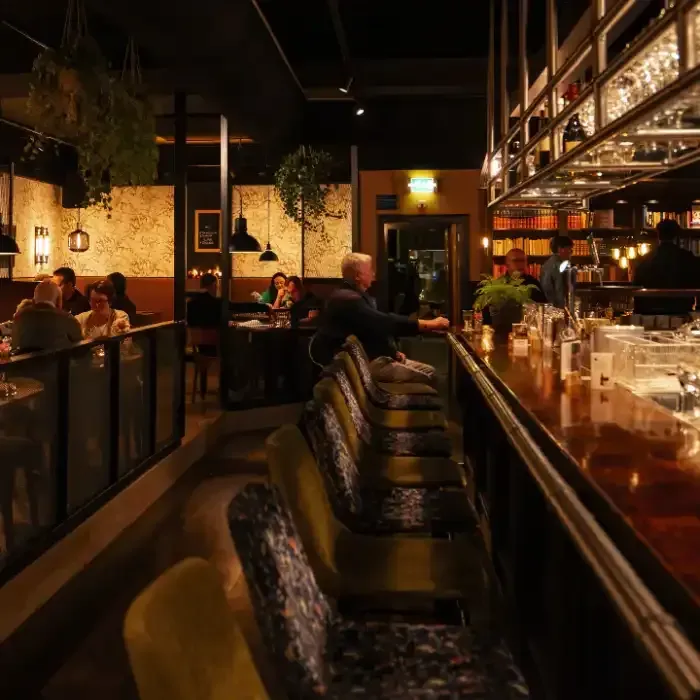 een groep mensen zit aan tafels in een restaurant