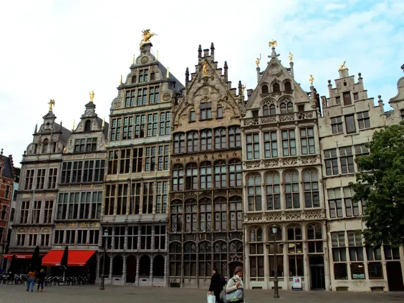 een rij gebouwen met een rode luifel met de tekst 'antwerpen' erop