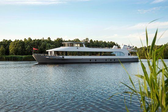 een grote boot drijft op een grote watermassa.