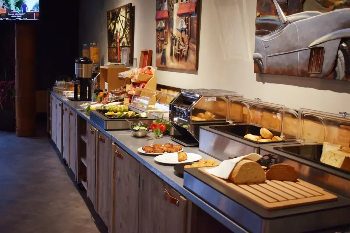 een buffetlijn met een afbeelding van een auto aan de muur