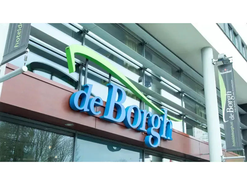 Hotel met een bord waarop de borgh staat
