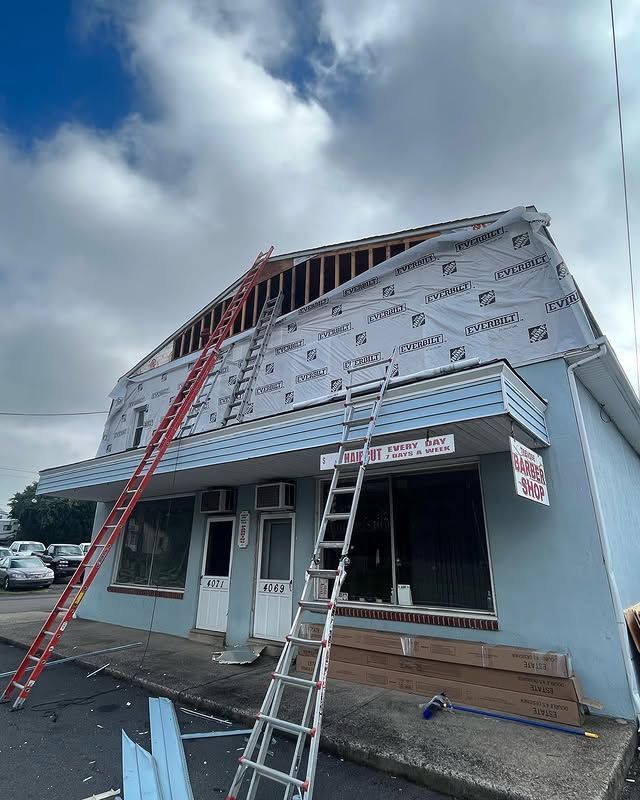 A ladder is sitting on the side of a building.