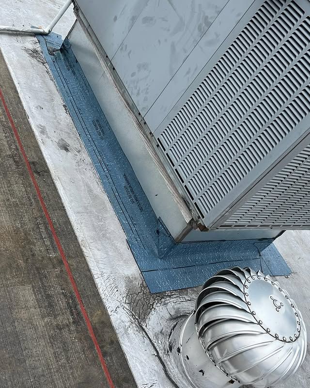 An air conditioner is sitting on the roof of a building.