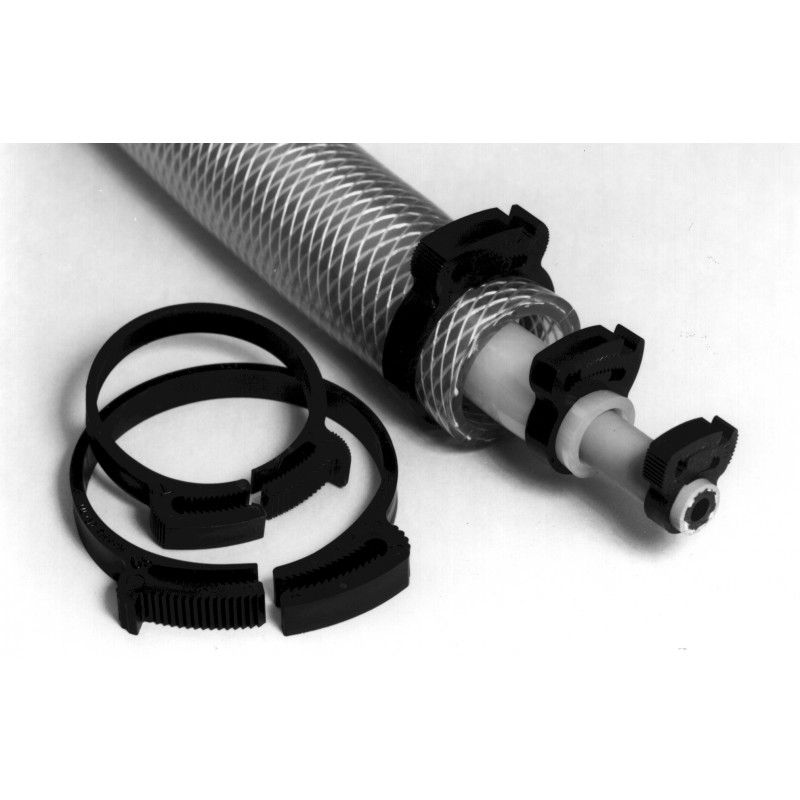 Manguera con conexión rápida y abrazaderas de bloqueo, sobre un fondo blanco.