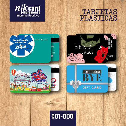 Cuatro tarjetas de plástico con diseños variados sobre fondo de madera. Texto en español.