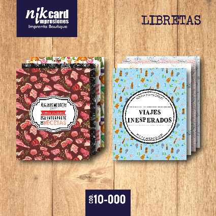 Cuadernos con tapas estampadas sobre una superficie de madera. El precio es de 10.000 dólares.