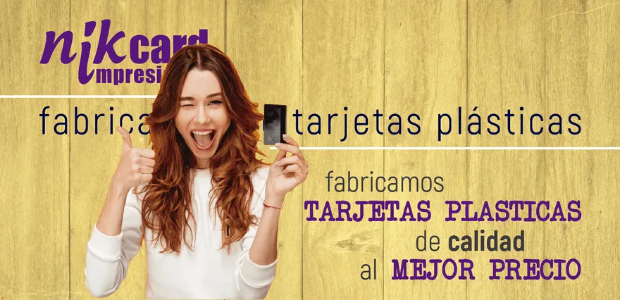 Mujer sosteniendo una tarjeta, guiñando un ojo, haciendo el gesto de aprobación con el pulgar, promocionando la impresión de tarjetas de plástico sobre fondo de veta de madera.