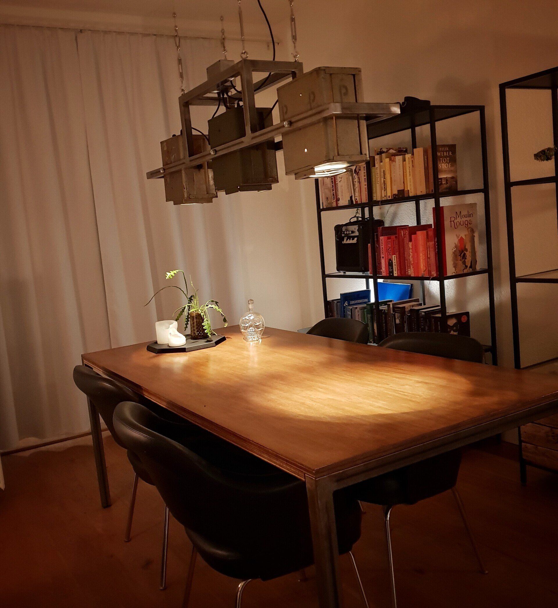 Eettafel met industriële lampen 