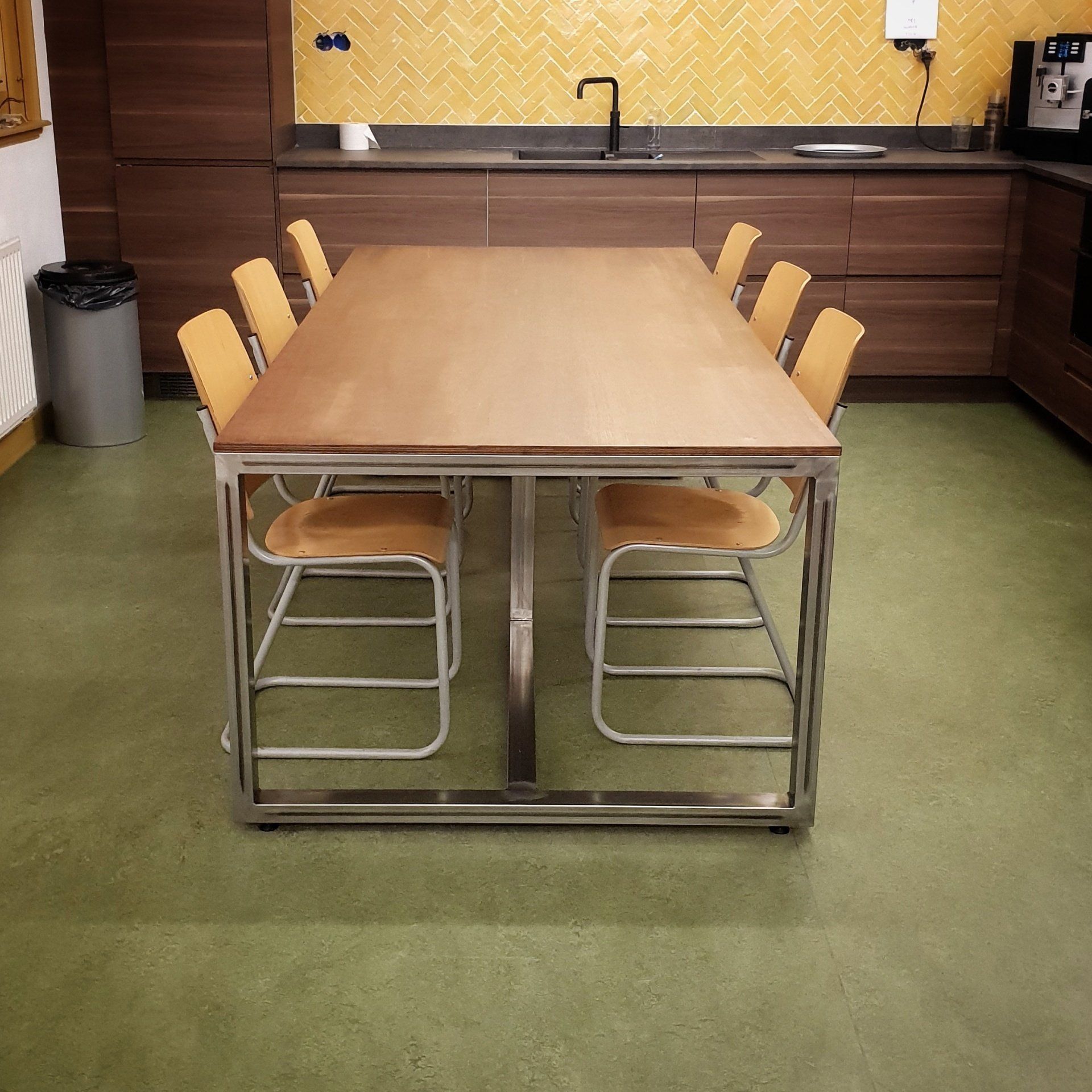 Een keuken met een tafel en stoelen erin