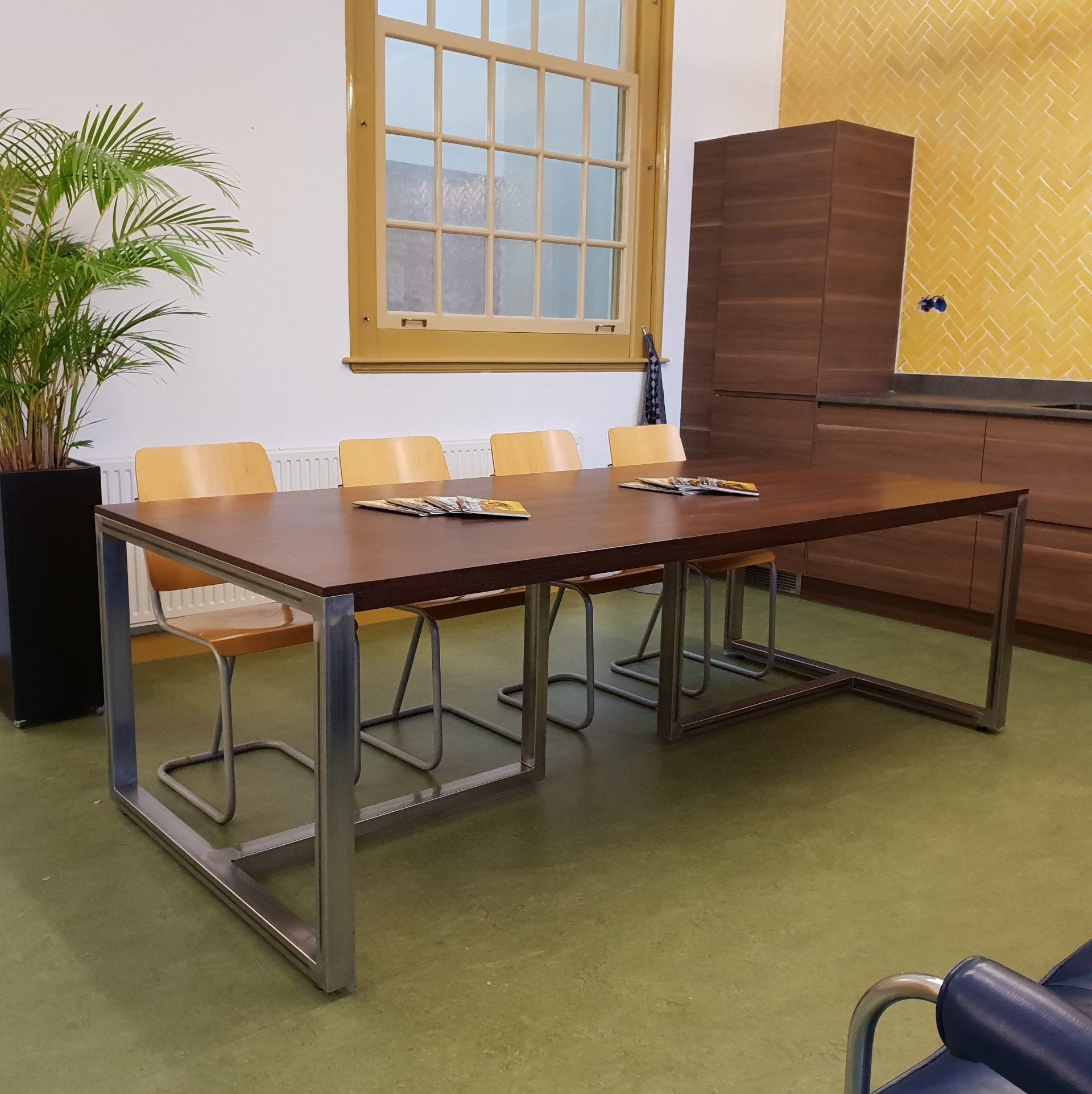 Een vergaderruimte met een lange tafel en stoelen