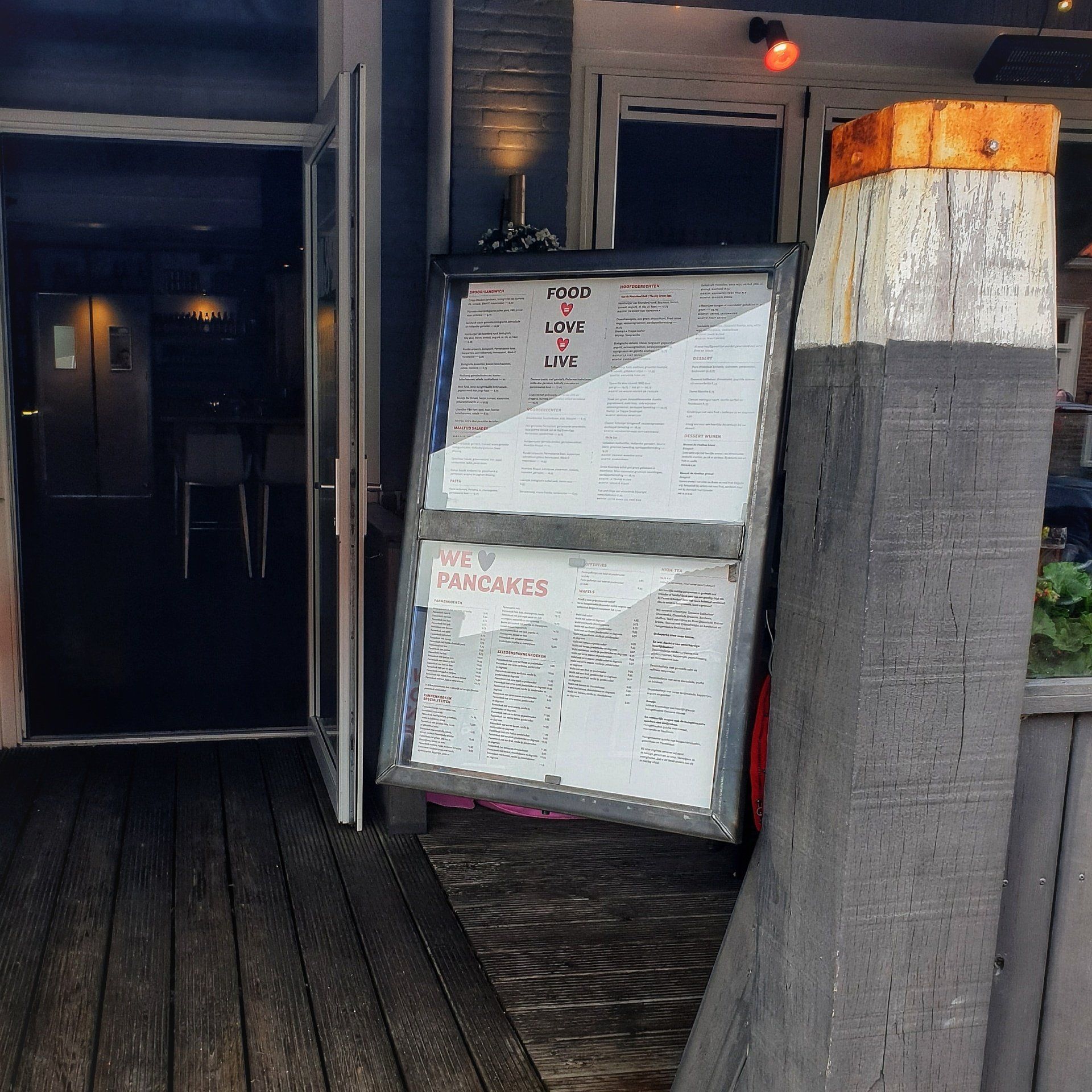 Een bord buiten een restaurant
