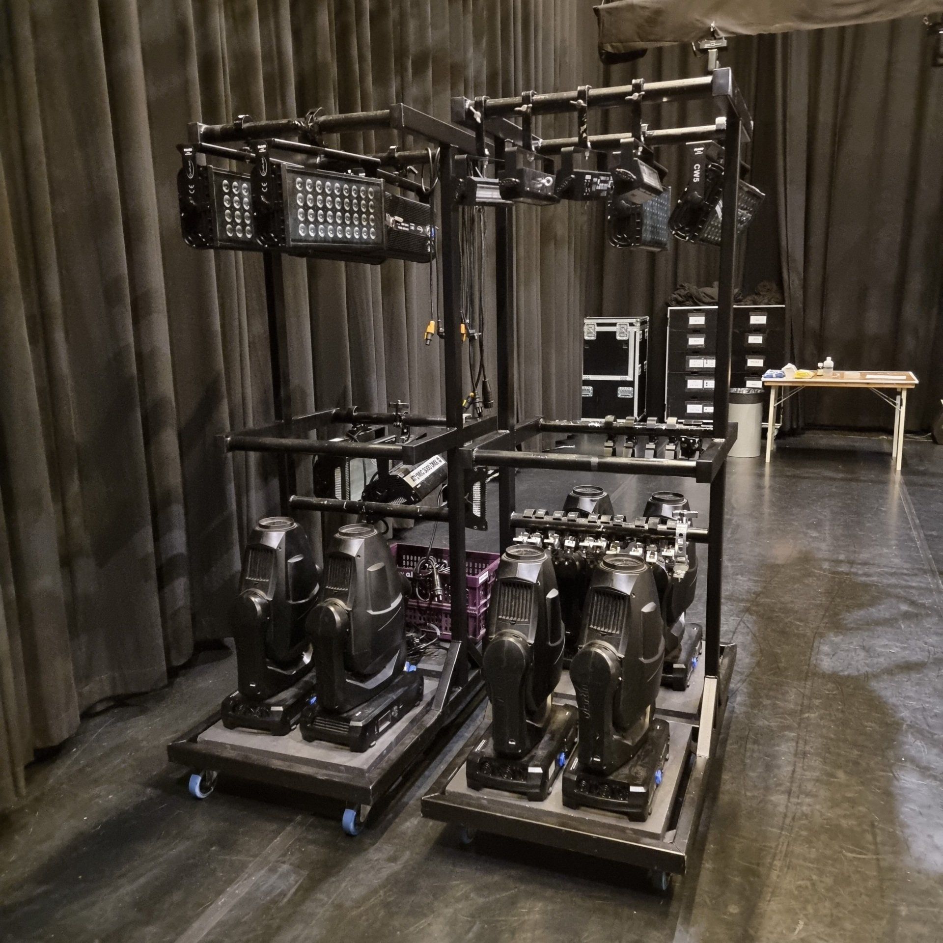 Twee karren met verlichting erop 