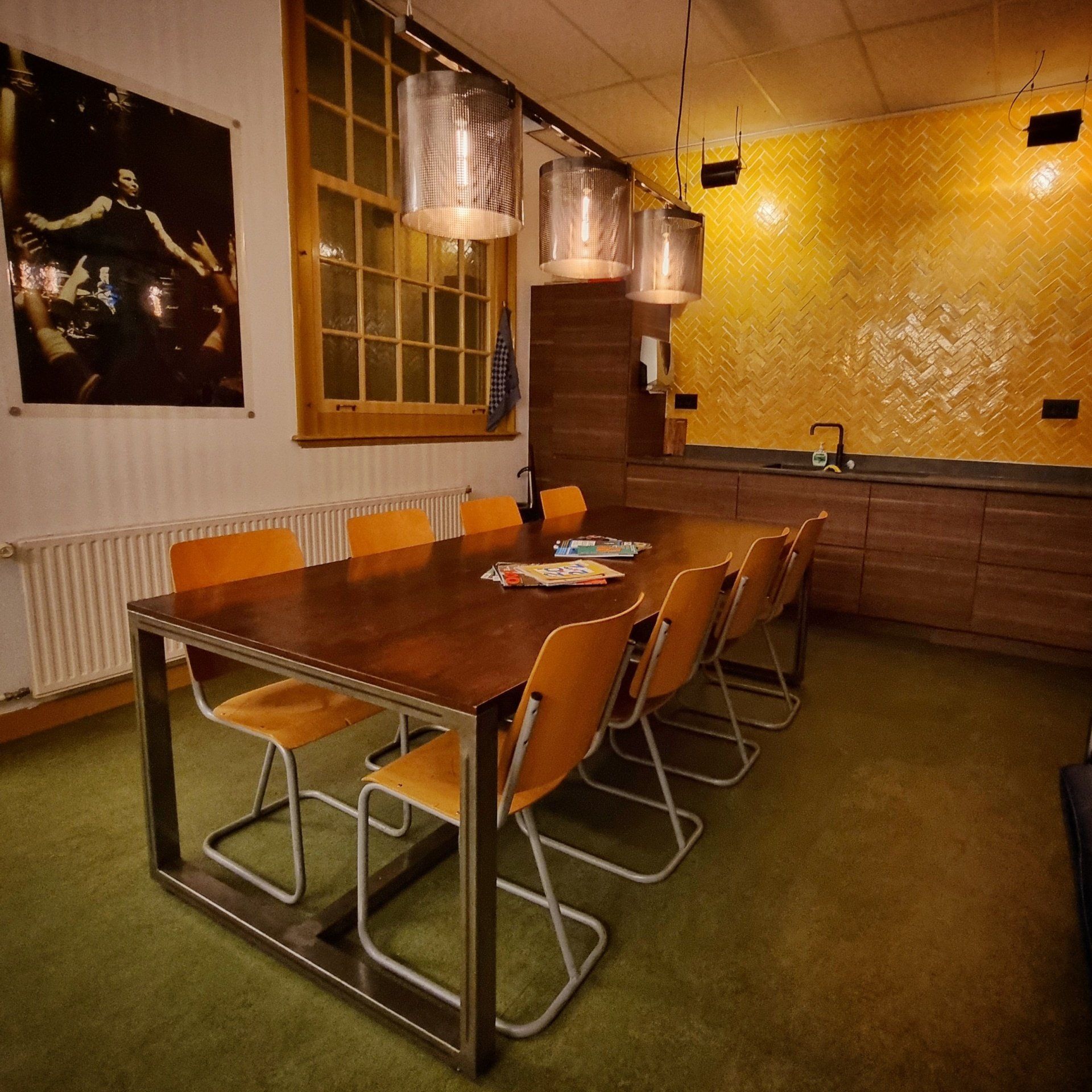 Een eetkamer met een lange tafel en stoelen