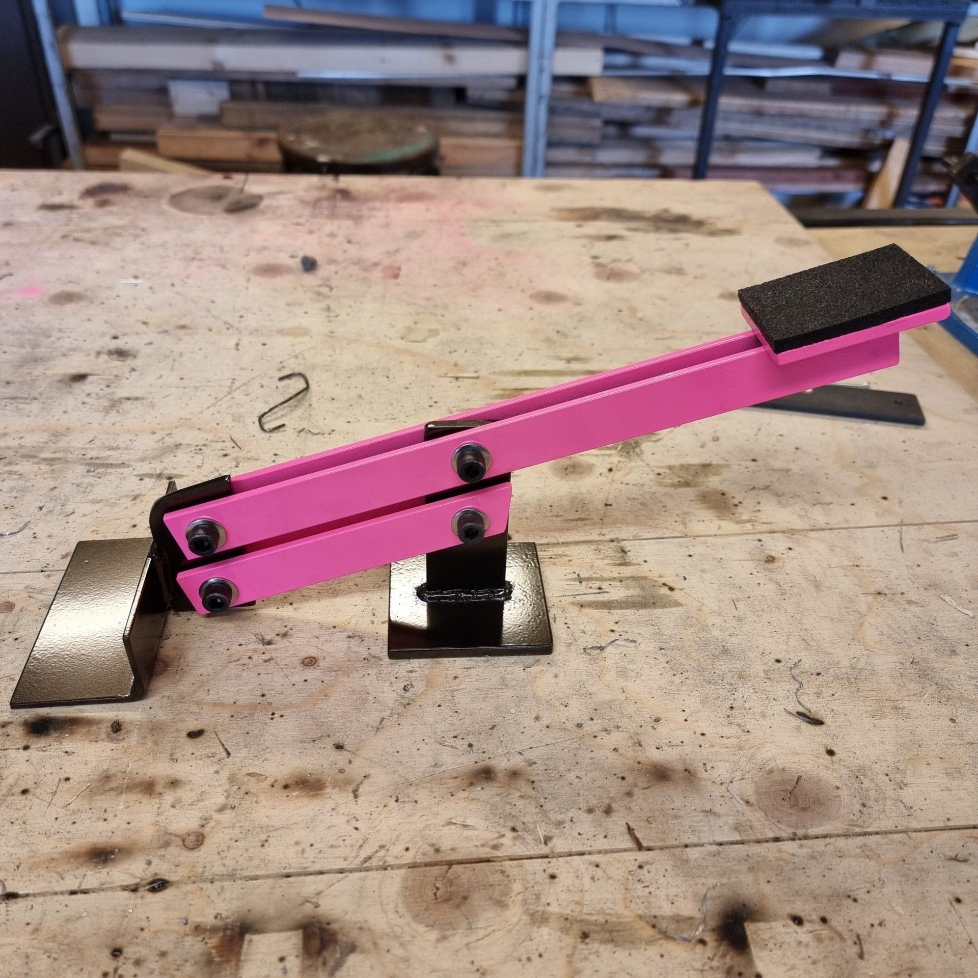 Een roze voorwerp meubellifter