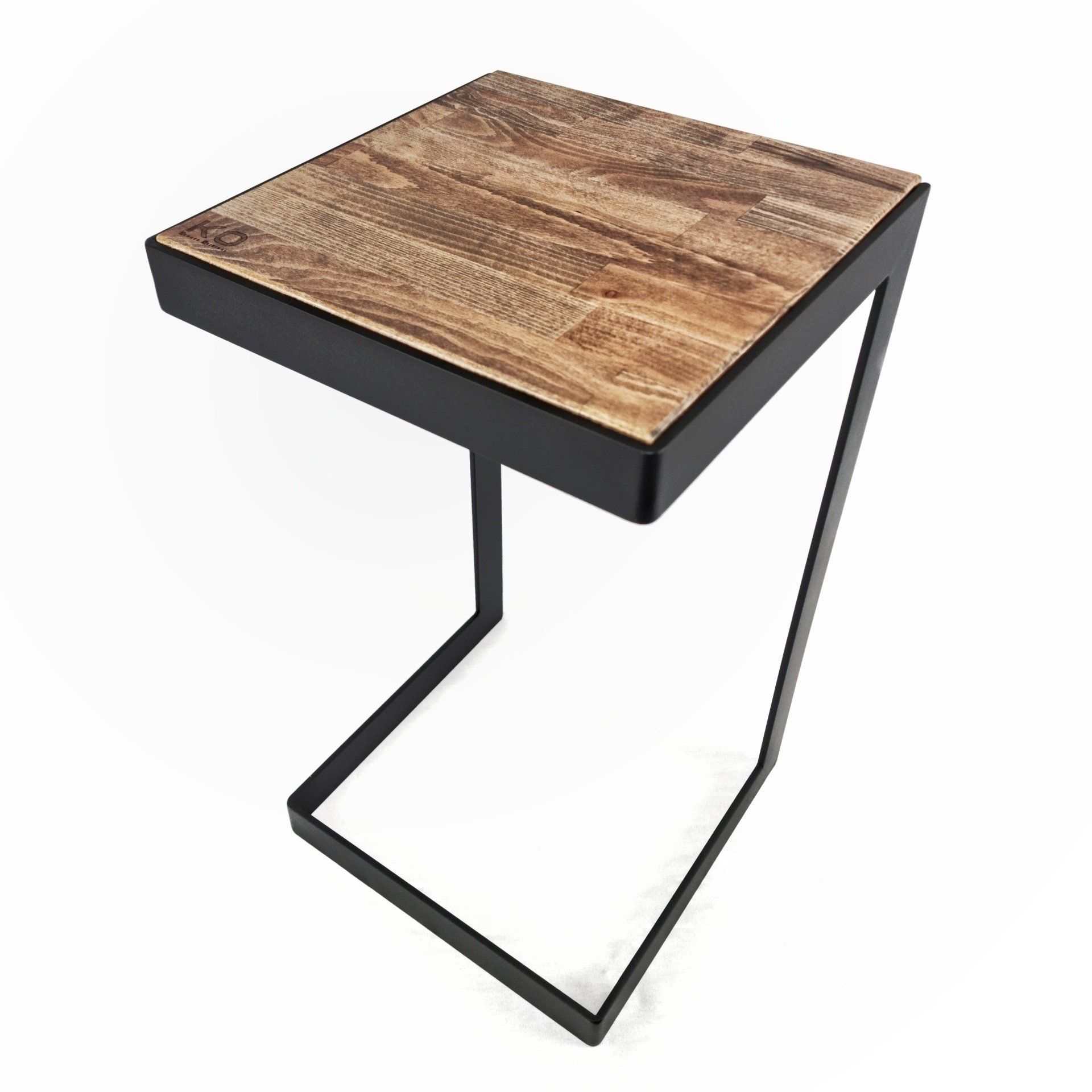 Een klein tafeltje met een houten blad en een metalen frame