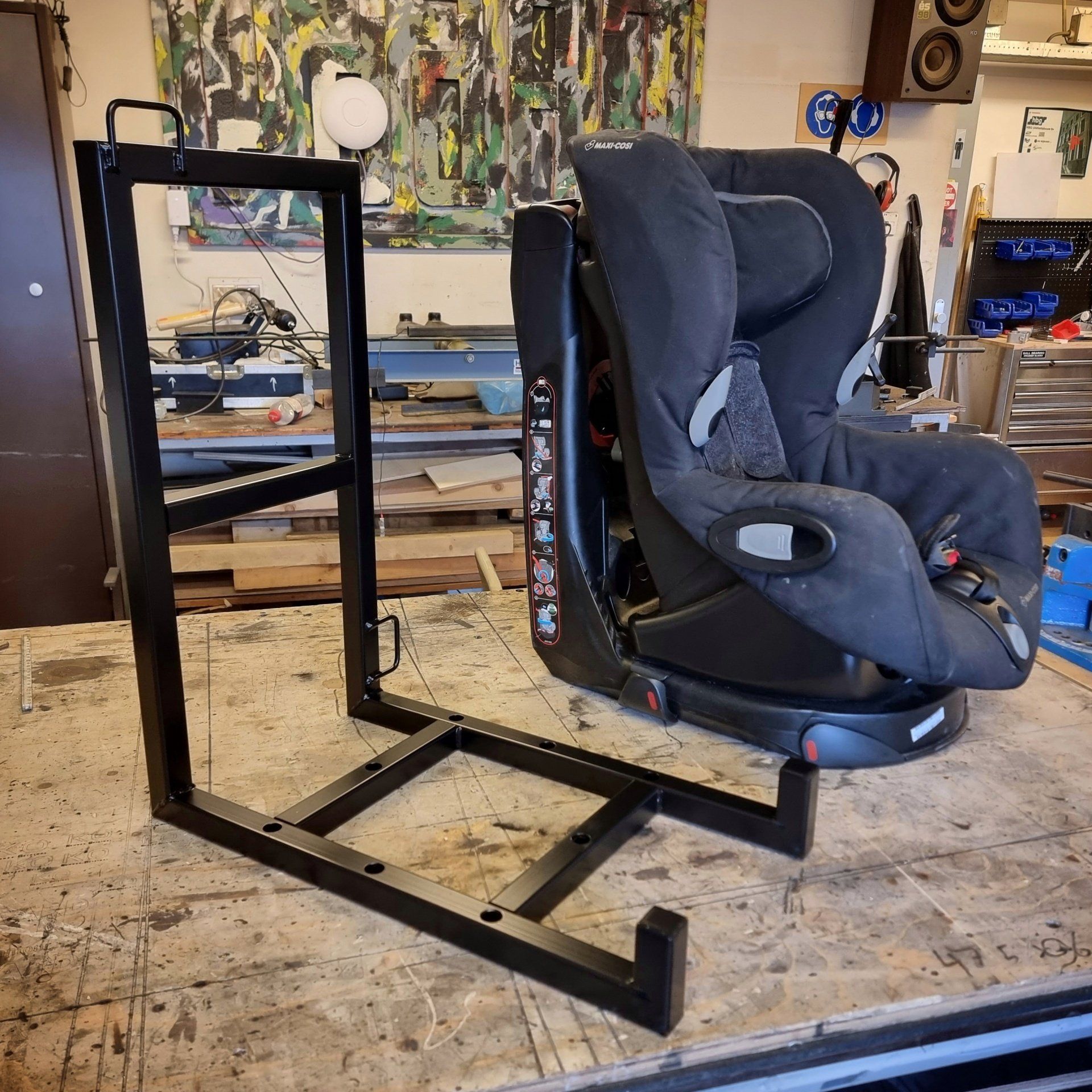 Een metalen frame voor kinderstoeltje