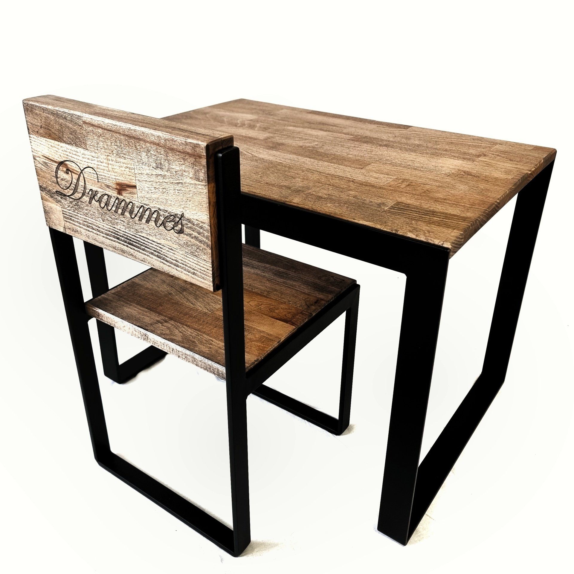 Een houten bureau en stoel met een metalen frame op een witte achtergrond.