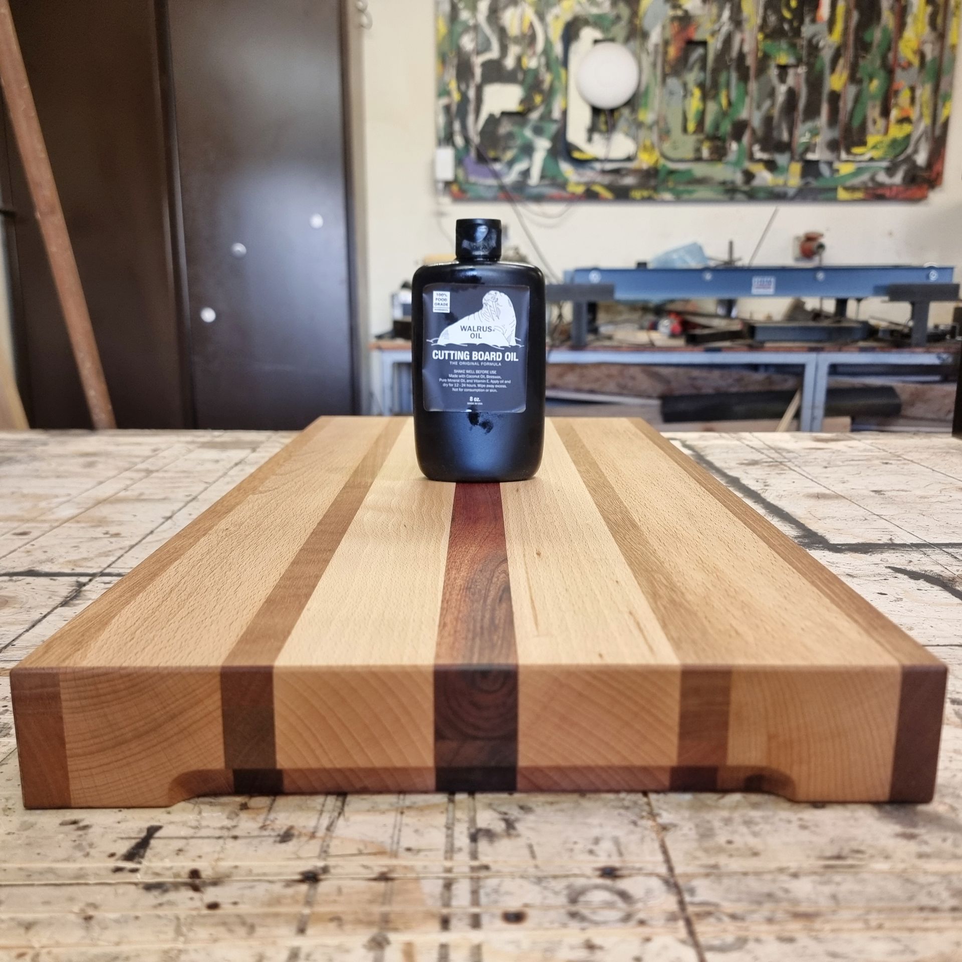 Walrus olie met een houten snijplank