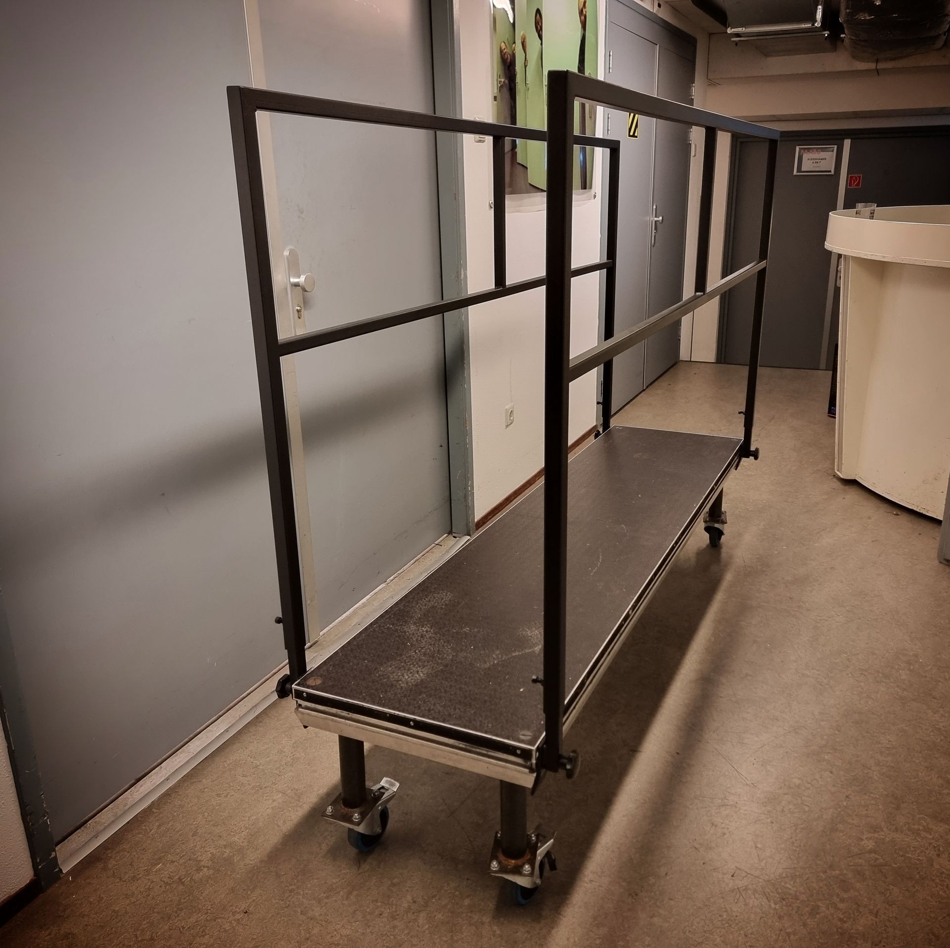 Een podiumdeel met hek