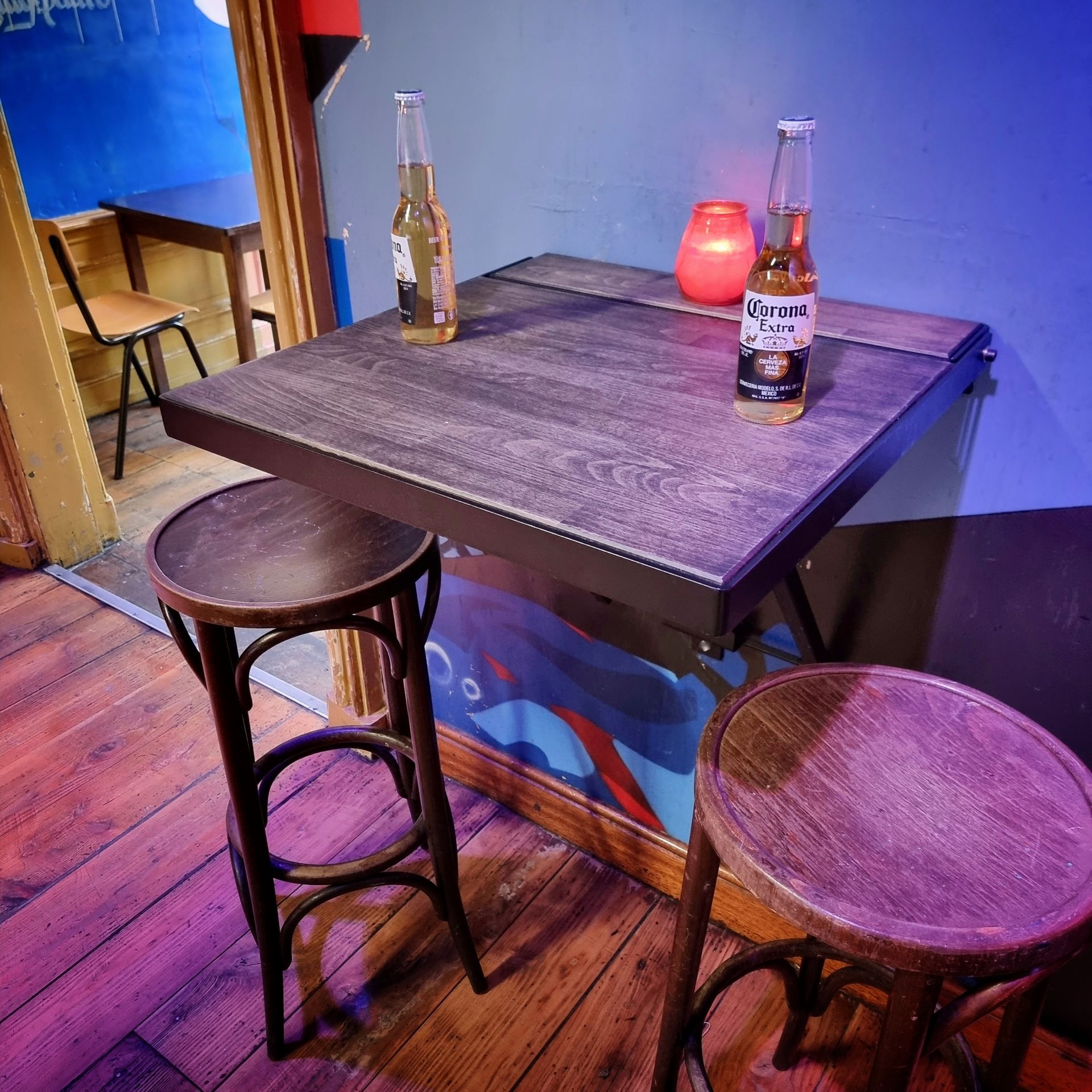 Klaptafel met muurbevestiging.