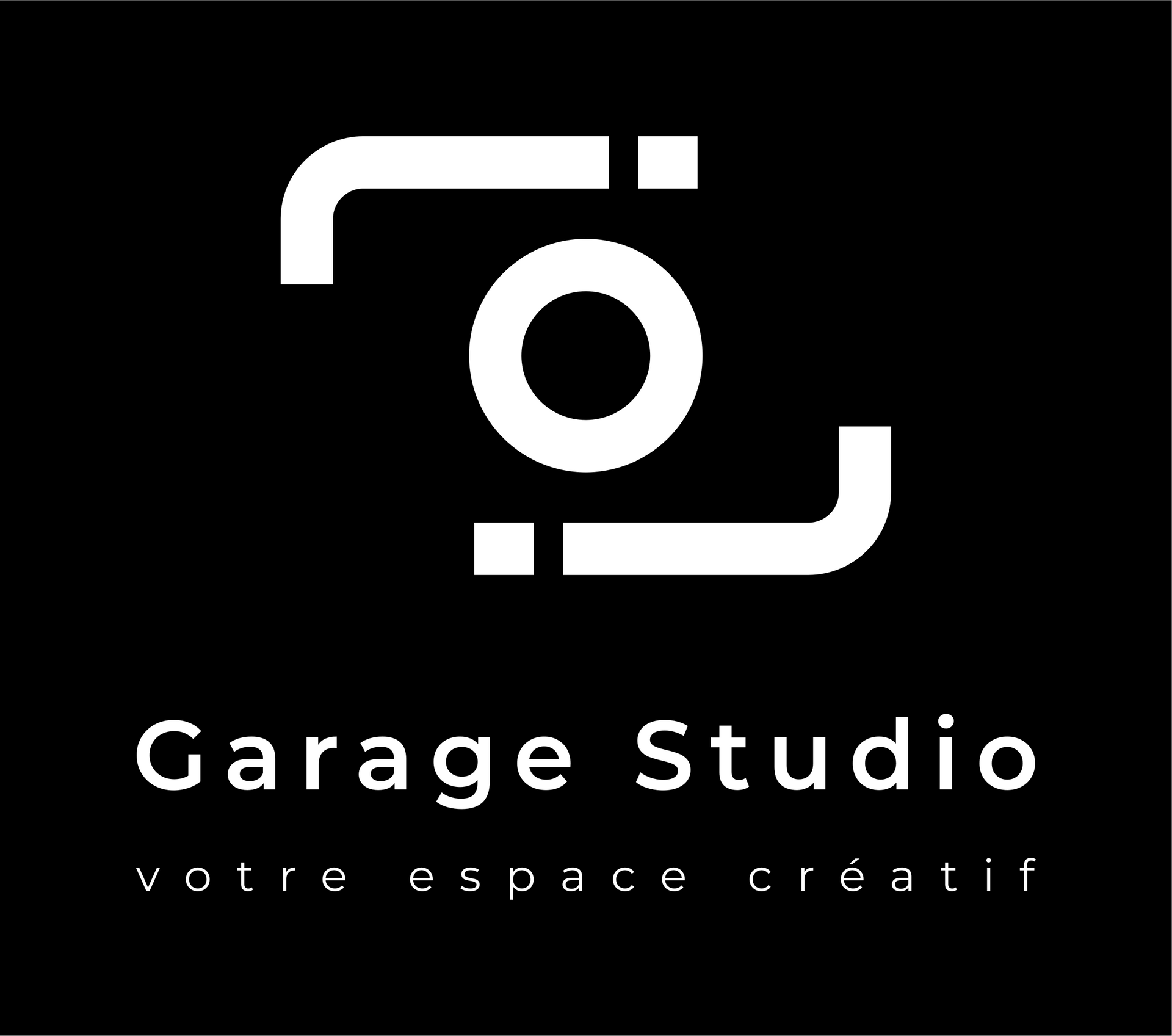 Le logo du garage studio est blanc sur fond noir.