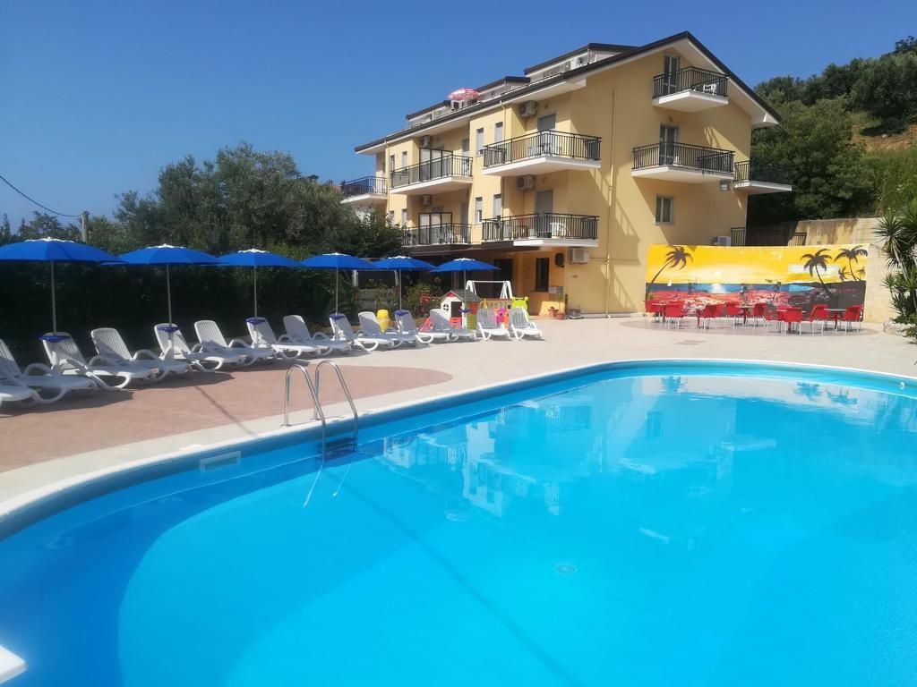 albergo con piscina