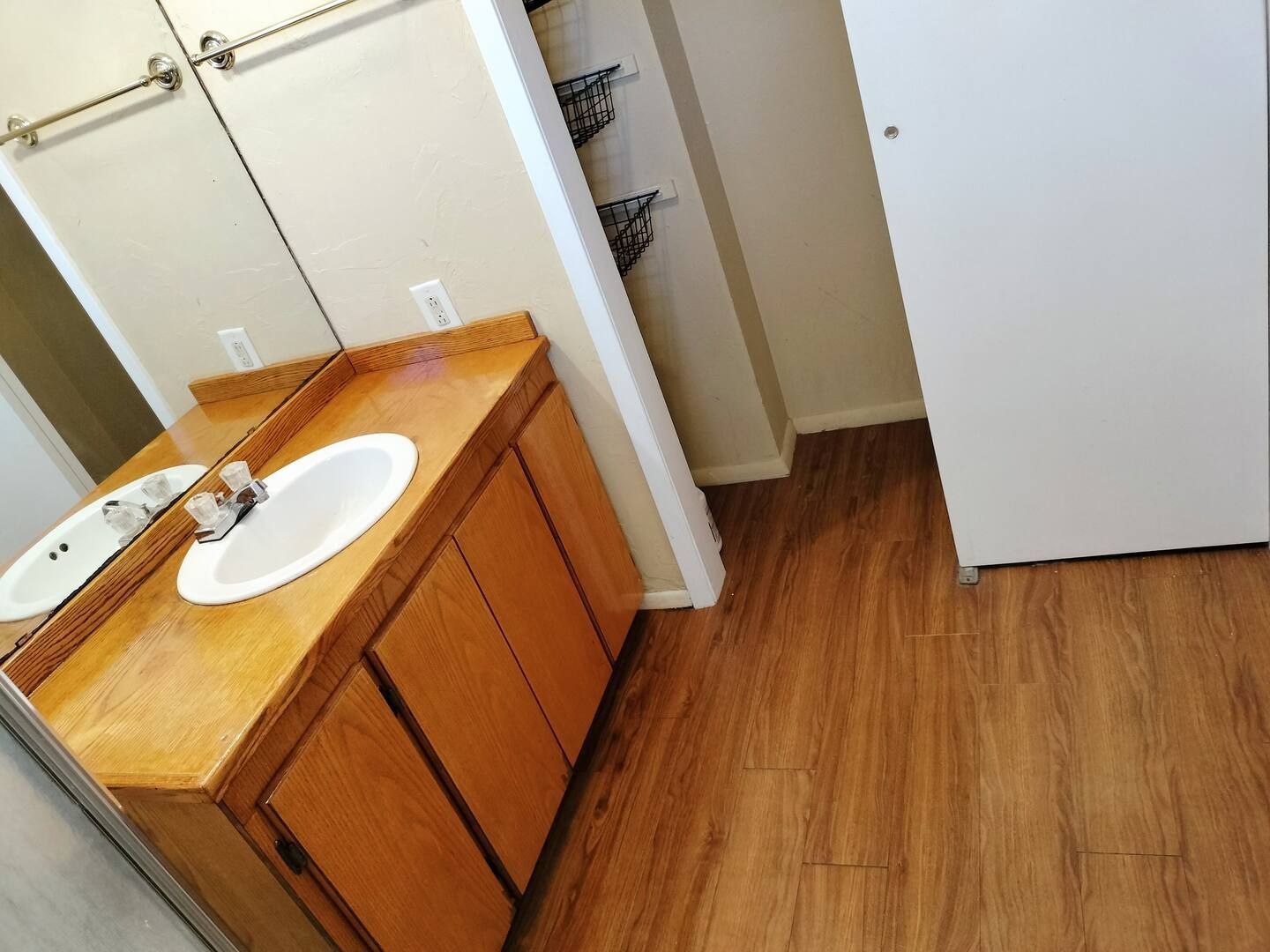 A bathroom with a sink and a mirror